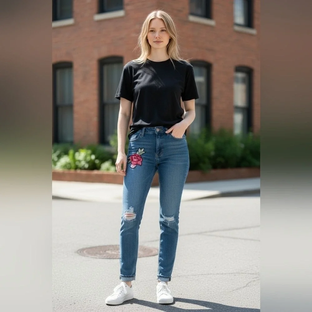 Dollhouse Charley Women's Size 3 Jeans  Blue Denim Ankle Distressed  Rose Patch